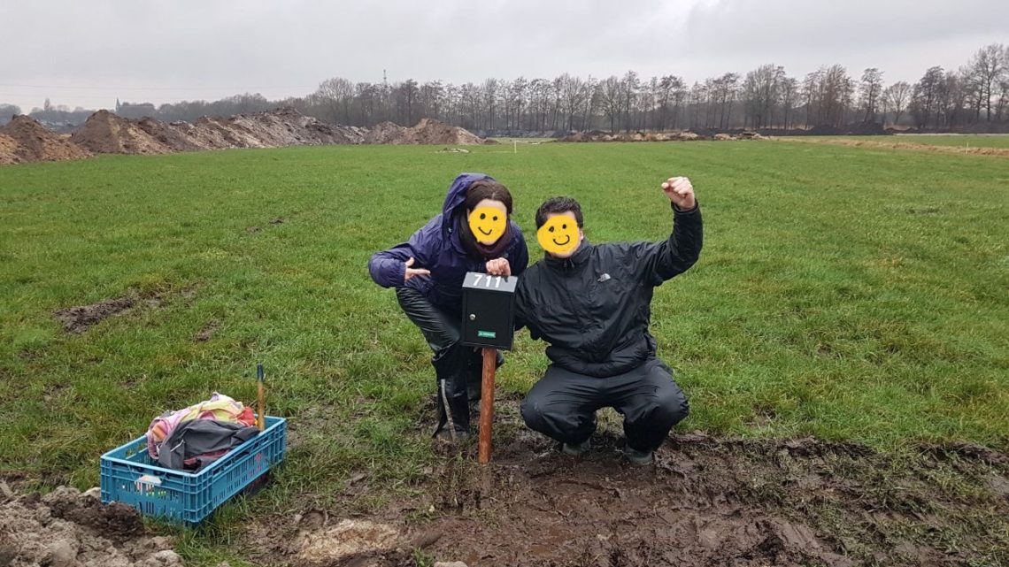 De brievenbus staat er vast