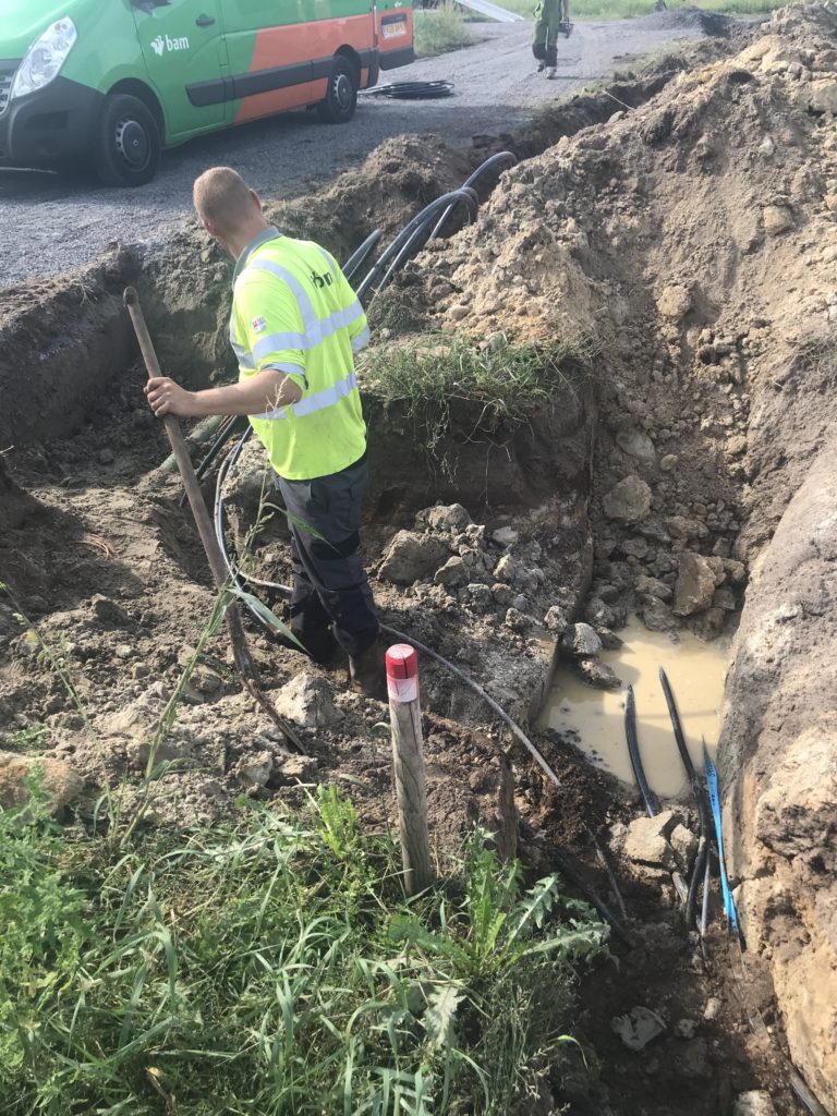 De heren van de BAM sluiten het water aan